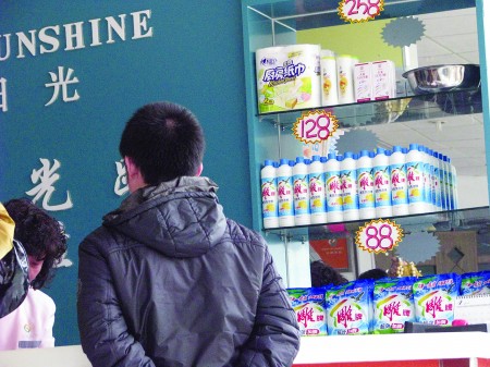 刷医保卡买日用品，开发票竟变‘药’ 药店成‘超市’，监管面临挑战