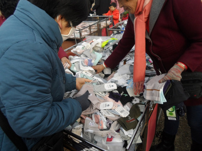 农村大集上的实惠与热闹 日用品琳琅满目，花卉点缀生活